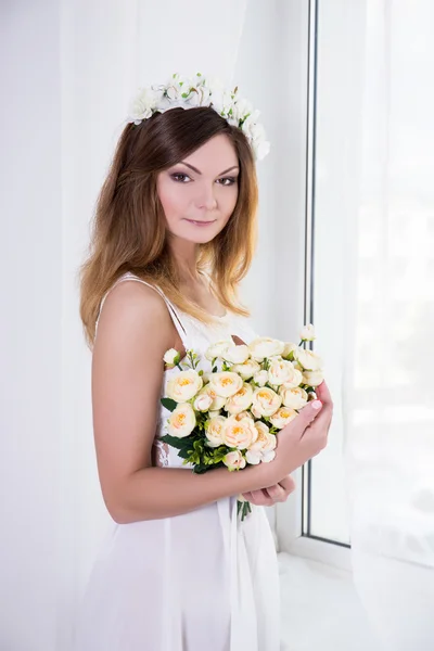 Portrait of young beautiful bride in white dress with flowers st — Stock Photo, Image