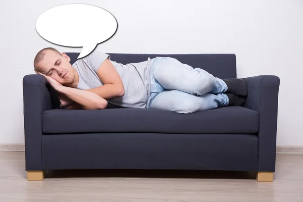 Mann auf Sofa zu Hause schlafen und Träumen über etwas — Stockfoto