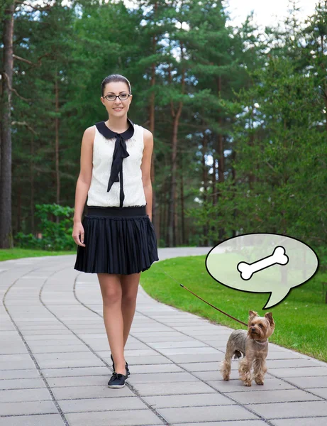 Tienermeisje in schooluniform wandelen met hongerige hond yorkshire — Stockfoto