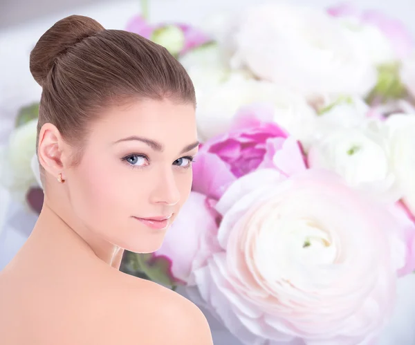 Portrait der schönen Frau über Blumen Hintergrund — Stockfoto