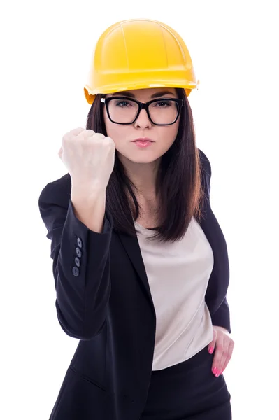 Boos zakelijke vrouw architect in gele helm met haar vuist — Stockfoto