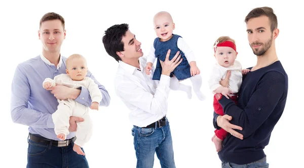 Retratos de padres jóvenes felices con los bebés aislados en blanco — Foto de Stock