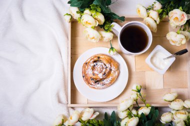 Kahvaltı topuz, çay ve yoğurt ile üstten görünüm ahşap tepsi