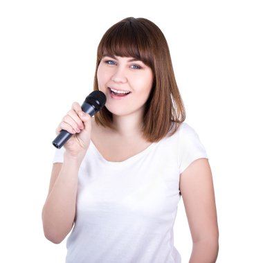 mutlu genç güzel kadının üzerinde izole mikrofon ile şarkı 