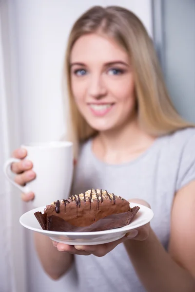 Mulher jovem feliz com bolo de chocolate e café — Fotografia de Stock