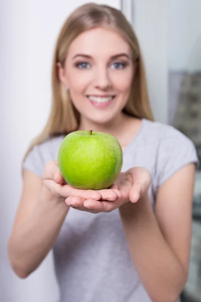 Joven mujer sonriente con manzana verde — Foto de Stock