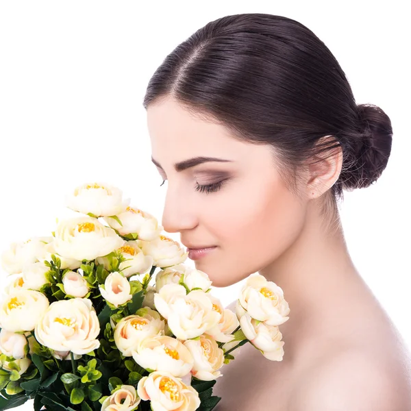 Conceito de beleza natural - jovem bonita com flores isol — Fotografia de Stock