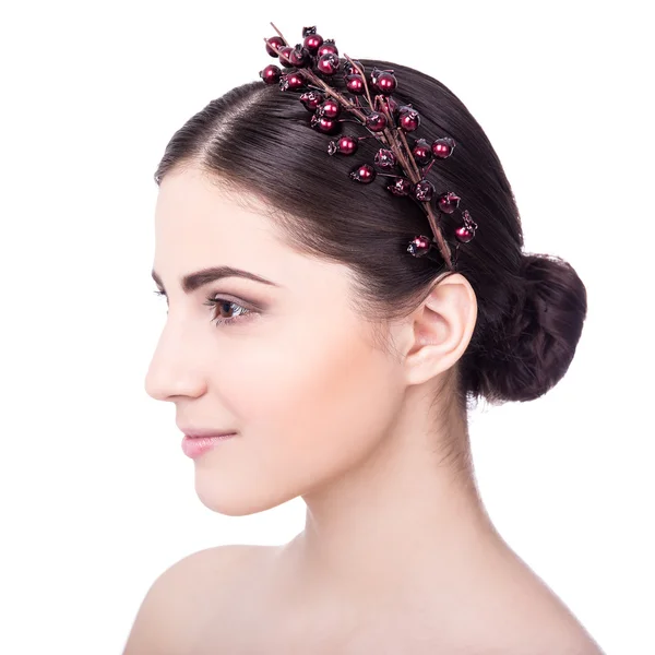 Portrait de jeune femme avec de belles accessoire dans les cheveux isolé — Photo