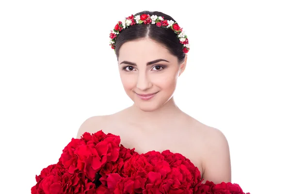 Δέρμα φροντίδα έννοια - νεαρή όμορφη γυναίκα με τα κόκκινα λουλούδια isola — Φωτογραφία Αρχείου