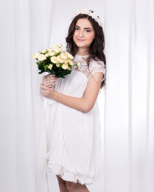çiçekli beyaz elbiseli güzel gelin portresi