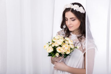 çiçekli beyaz elbiseli genç güzel rüya gelin