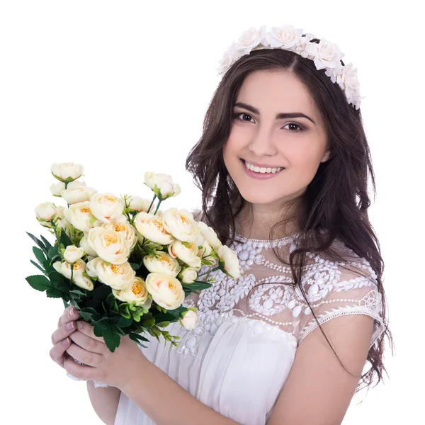 Απομονώστε το πορτρέτο του χαριτωμένο νεαρή γυναίκα σε λευκό φόρεμα με λουλούδια — Φωτογραφία Αρχείου