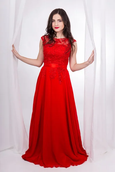 Retrato de longitud completa de hermosa mujer en vestido rojo — Foto de Stock