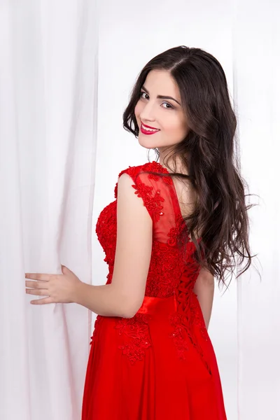 Portrait de mignonne sexy belle femme en robe rouge sur blanc — Photo