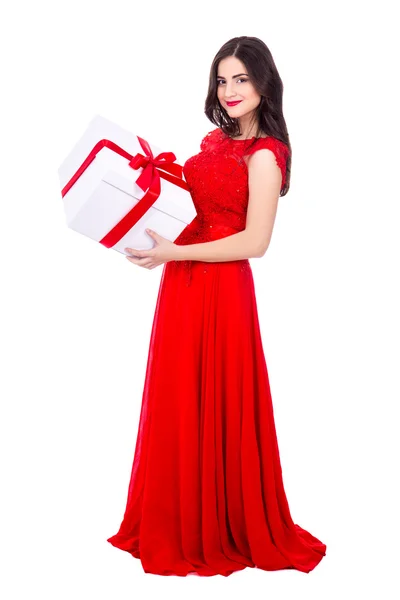 Retrato de corpo inteiro de alegre mulher de vestido vermelho com gif grande — Fotografia de Stock