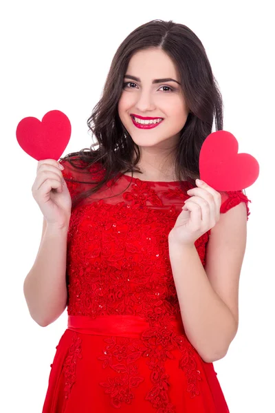 Retrato de mulher alegre no vestido vermelho segurando dois corações de papel — Fotografia de Stock