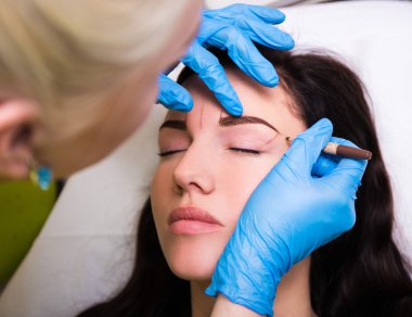 kalıcı kaş makyaj - makyajcısı hazırlanıyor istemci pro için