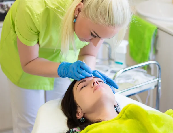 Professionell cosmetician eller hudläkare arbetar i moderna salo — Stockfoto