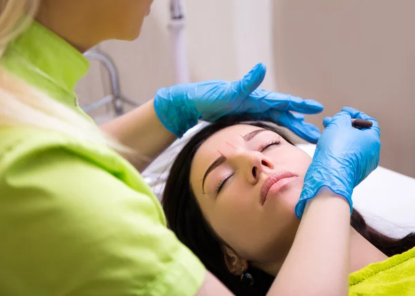 Maquillaje permanente cejas - cosmetóloga preparar a una mujer para —  Fotos de Stock