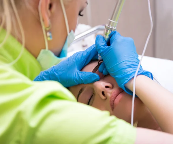 Retrato del cosmetólogo aplicando maquillaje permanente en las cejas — Foto de Stock