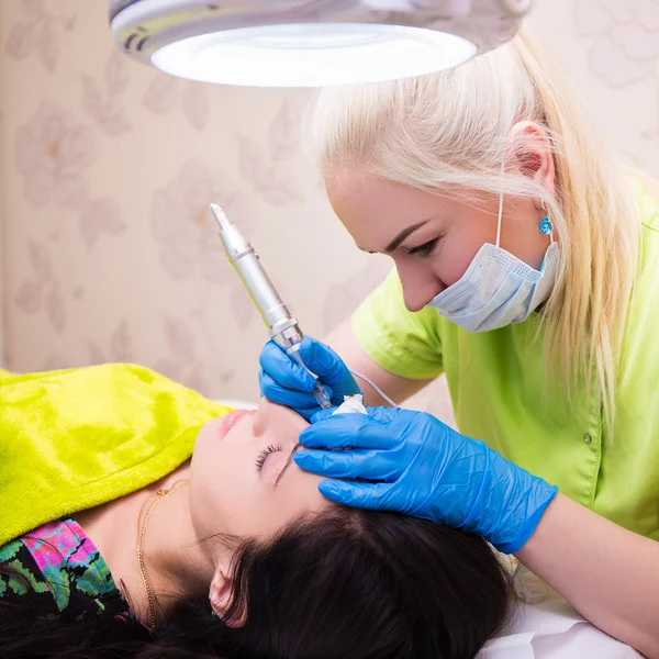 Permanent make up - professionell kosmetolog arbetar i salong — Stockfoto
