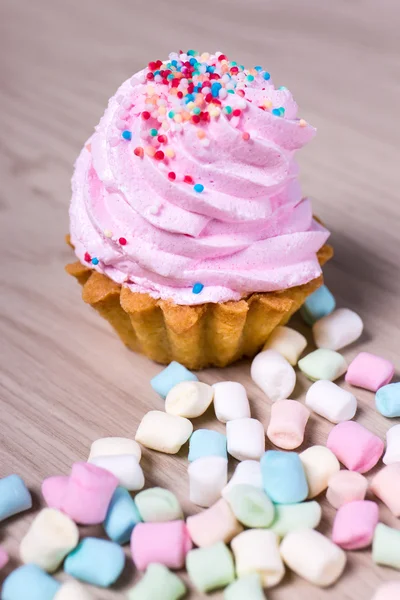 Ciasto z różowym kremem i mini marshmallows — Zdjęcie stockowe