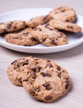 Çikolata parçalı kurabiye ahşap arka plan üzerinde kapat