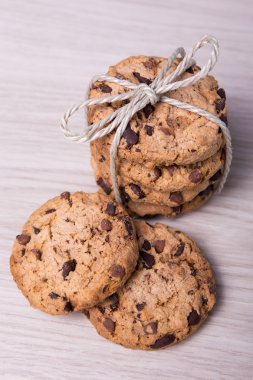 Fırından yeni çıkmış ahşap zemin üzerine çikolatalı kurabiye