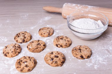 çikolatalı kurabiye ahşap masa üzerinde taze pişmiş