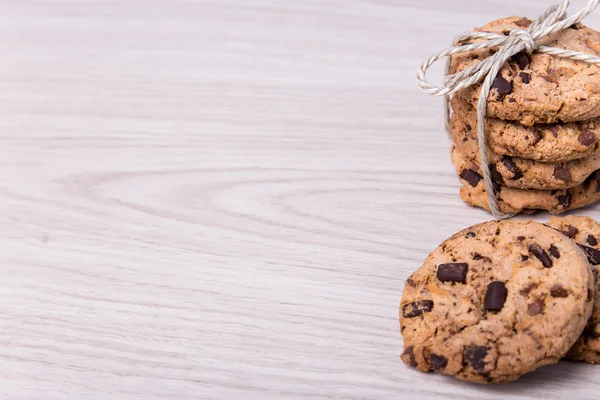 Fırından yeni çıkmış çikolatalı kurabiye ve kopya alanı üzerinde ahşap ba