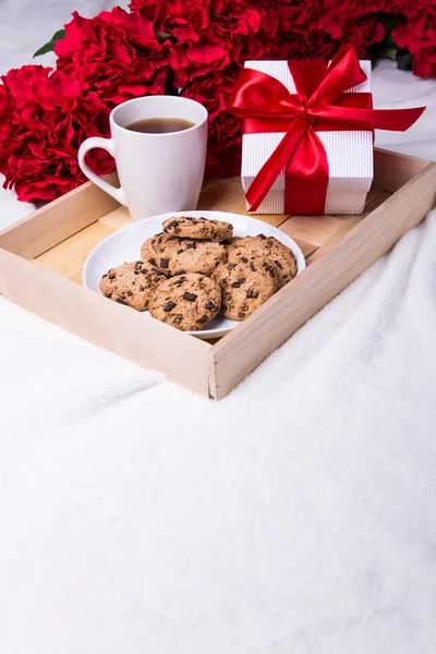 Amo o conceito - bandeja de madeira com biscoitos de chocolate, copo de t — Fotografia de Stock