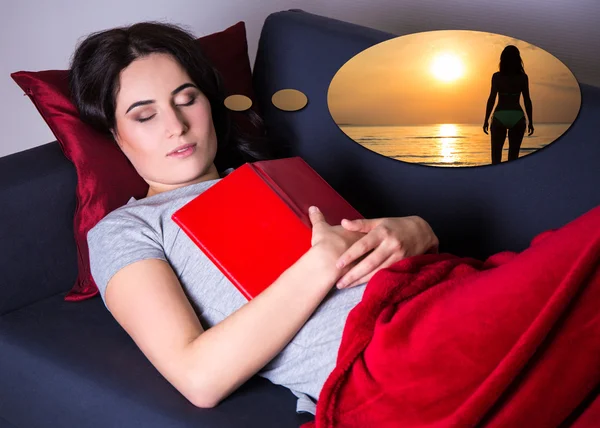 Mujer durmiendo con el libro en el sofá en casa y soñar con summ — Foto de Stock