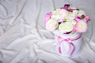 yaz çiçek beyaz üzerinde yuvarlak kutu içinde