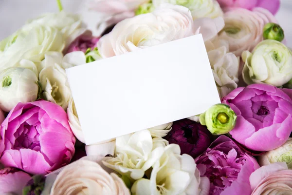 Close up of beautiful bunch of summer flowers with blank card — Stock Photo, Image