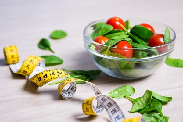 Voeding en gewicht verlies concept - gezonde salade met spinazie en — Stockfoto