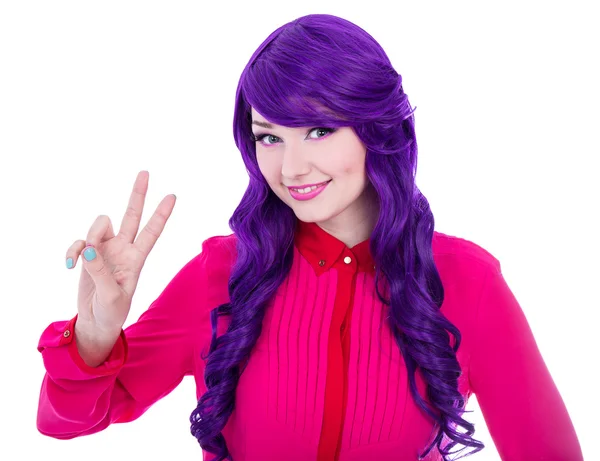 Frau mit lila Haaren zeigt Victory-Zeichen isoliert auf weiss — Stockfoto