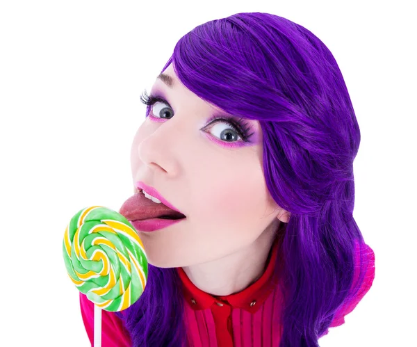 Donna divertente con capelli viola che lecca lollipop isolato su bianco — Foto Stock