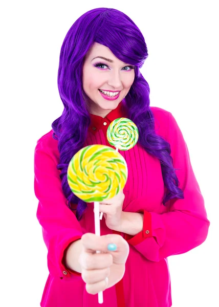 Grappige vrouw met paars haar kleurrijke lollipop geïsoleerde o geven — Stockfoto