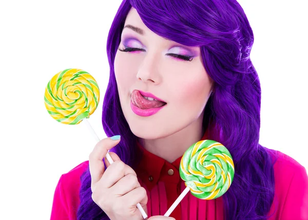 Портрет мрійливої жінки з фіолетовим волоссям, що тримає барвистий льодяник — стокове фото