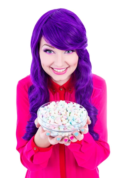 Smiling woman with purple hair holding bowl with mini marshmallo – stockfoto