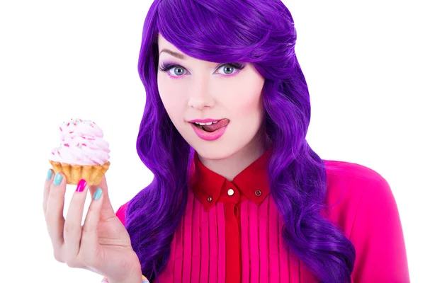 Femme avec les cheveux violet tenant cupcake à la crème rose isolée — Photo