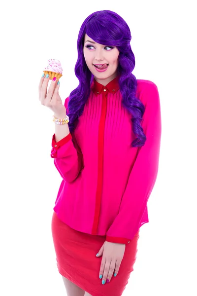 Funny woman with purple hair holding cupcake with pink cream iso — Stock Photo, Image