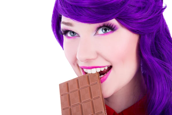 Porträtt av ung vacker kvinna med lila hår bita chocol — Stockfoto