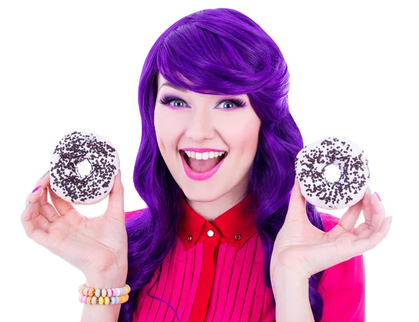 Retrato de mujer graciosa con pelo púrpura y dos donuts aislados —  Fotos de Stock