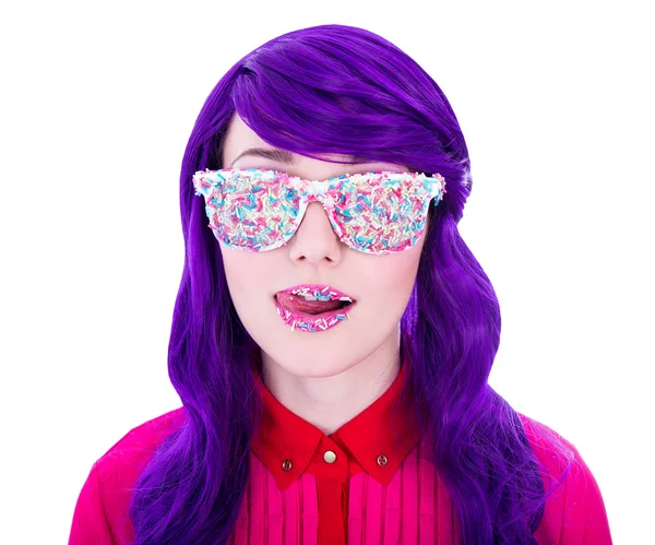 Vrouw met paars haar en kleurrijke suiker vallende glazen kan — Stockfoto