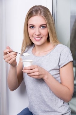 kadın evde yoğurt ile Kahvaltı