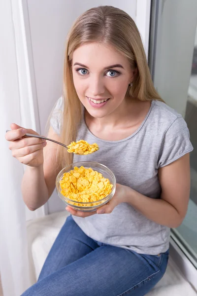 Retrato de menina bonita sorrindo, tomando café da manhã — Fotografia de Stock