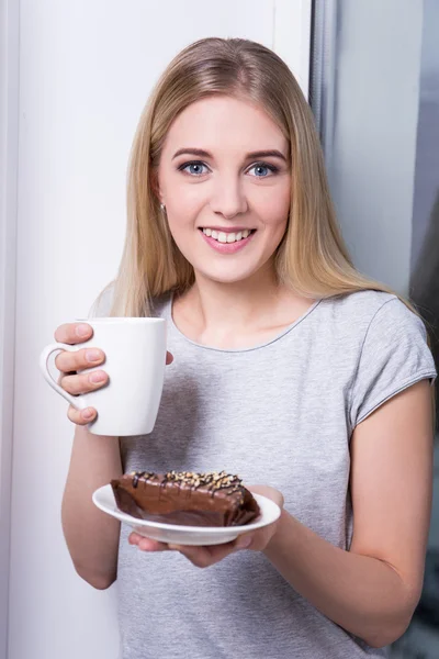 Glad kvinna med choklad tårta och fika — Stockfoto