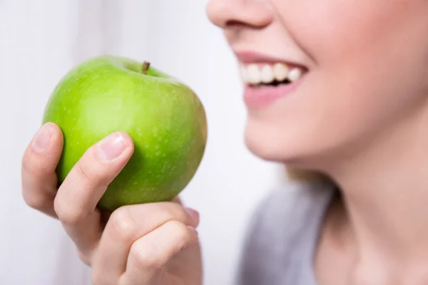 Närbild på apple i kvinnlig hand — Stockfoto