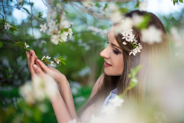Dromen van jonge vrouw met bloeiende kersenboom — Stockfoto